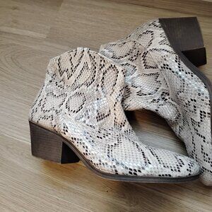 SO brand women's 8.5 medium ankle boots faux snake skin